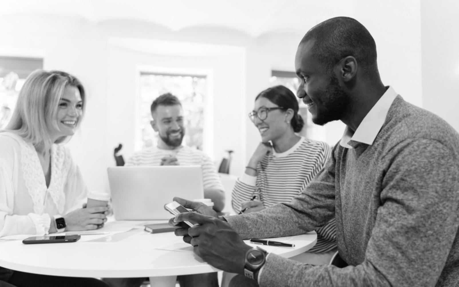 Equipo de monexilvorat trabajando en planificación financiera